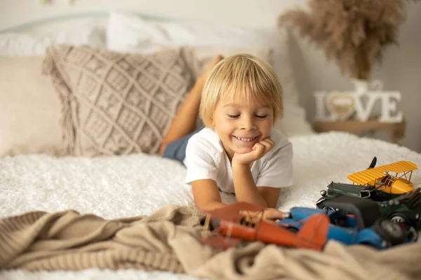 Leuke Kleuter Spelen Met Vliegtuig Ballonnen Verjaardag Decoratie Achtergrond — Stockfoto