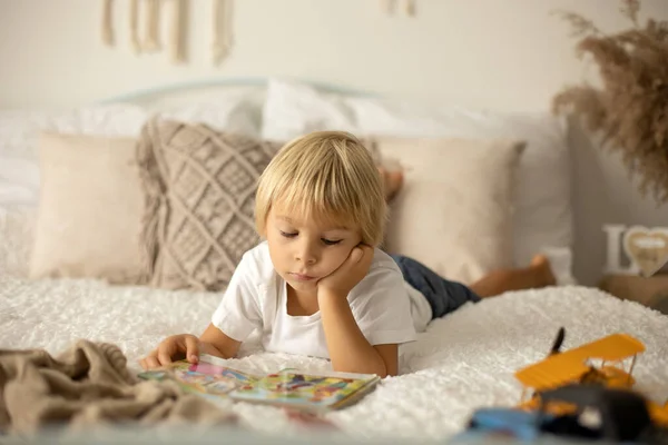 Bonito Menino Pré Escolar Brincando Com Avião Balões Decoração Aniversário — Fotografia de Stock