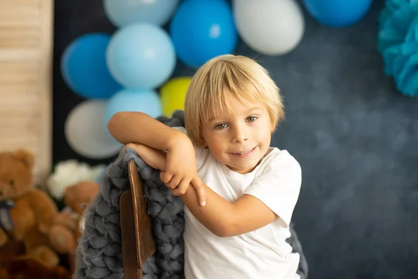Cute Chłopca Przedszkola Gry Samolotem Balony Dekoracji Urodzinowej Tle — Zdjęcie stockowe