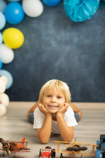 Cute Chłopca Przedszkola Gry Samolotem Balony Dekoracji Urodzinowej Tle — Zdjęcie stockowe