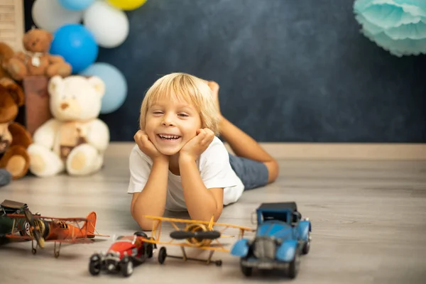 Söt Förskola Pojke Leka Med Flygplan Ballonger Och Födelsedag Dekoration — Stockfoto