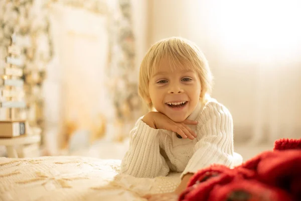 Lindo Niño Rubio Preescolar Leyendo Libro Regalo Apertura Navidad Casa —  Fotos de Stock