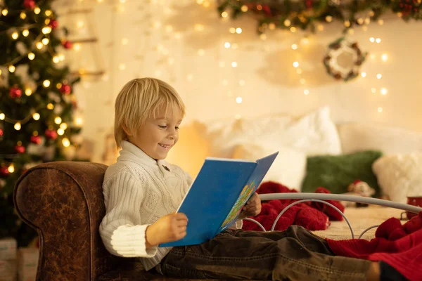 Söt Blond Småbarn Förskola Pojke Läsa Bok Och Öppna Present — Stockfoto