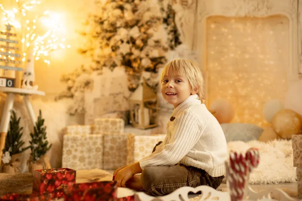 Nettes Blondes Kleinkind Vorschulkind Lesen Eines Buches Und Eröffnungsgeschenk Weihnachten — Stockfoto