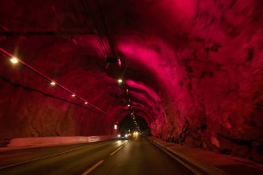 Norveç, İskandinavya, Avrupa 'daki yol tüneli pembeye boyanmış.