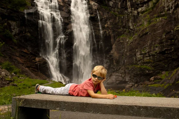 People Children Enjoying Amazing Views Norway Fjords Mountains Other Beautiful — Foto Stock