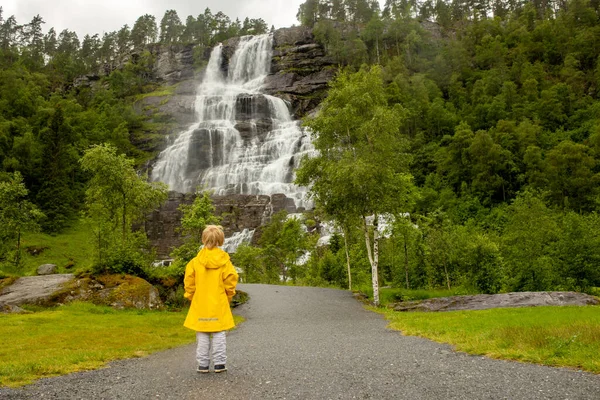 People Visiting Tvinnefossen Waterfall Children Enjoying Amazing Views Norway Fjords — Foto Stock