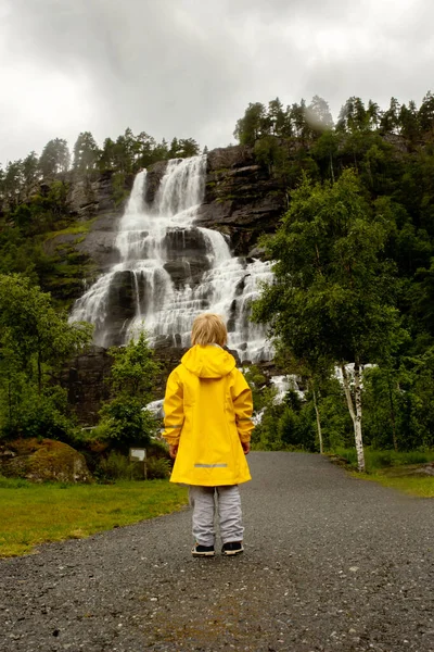 People Visiting Tvinnefossen Waterfall Children Enjoying Amazing Views Norway Fjords — Fotografia de Stock