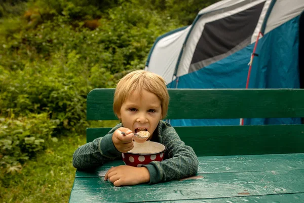 Oameni Copii Care Bucură Priveliștile Uimitoare Din Norvegia Fiorduri Munți — Fotografie, imagine de stoc