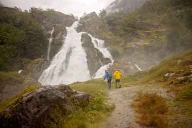 Soğuk ve bulutlu bir günde Norveç, Jostedalsbreen Ulusal Parkı 'ndaki buzulun inanılmaz manzarası