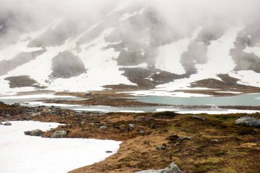 Norveç 'te karlı dağlarla, dağlarda yüksek fiyortlarla