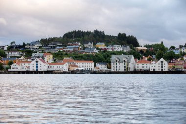Kristiansund şehri, renkli ahşap evleri ve yaya köprüsü olan Norveç kıyı kasabası.