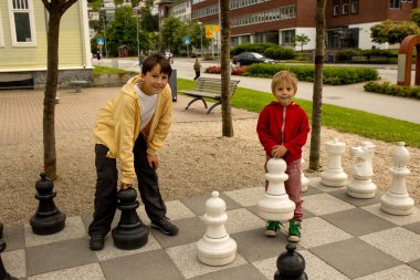 Çocuk, Odda, satranç, demir at, demir karınca, turist yaz tatilinde Odda 'yı ziyaret ediyor.