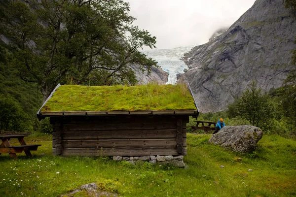 Niesamowity Widok Lodowiec Parku Narodowym Jostedalsbreen Norwegia Chłodny Mglisty Dzień — Zdjęcie stockowe