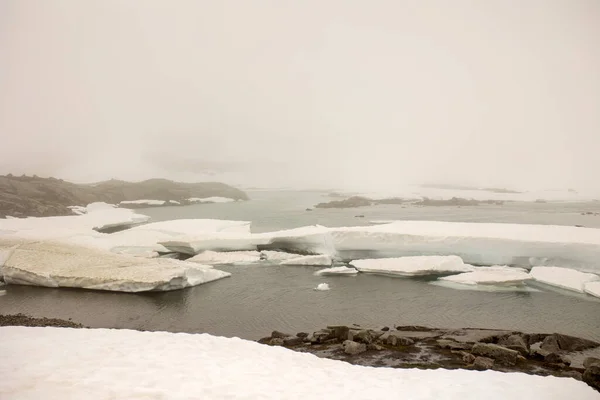 Fjord Med Snöiga Fjäll Norge Högt Uppe Fjäll — Stockfoto