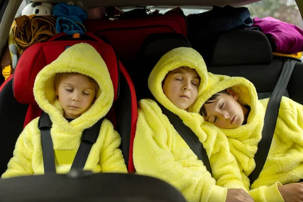 Tři Kluci Autosedačkách Cestují Autě Spí Když Jedou Dovolenou — Stock fotografie