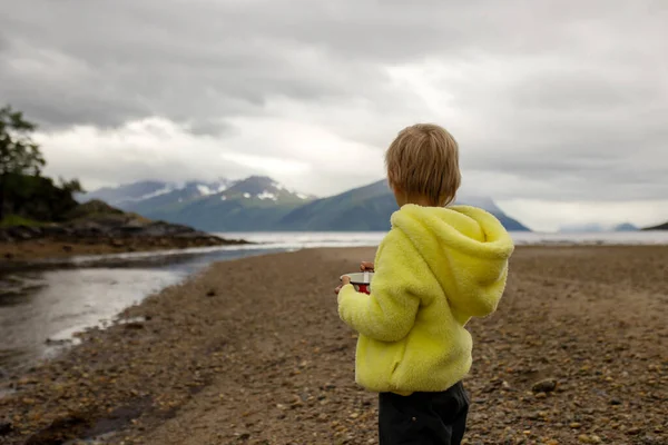 Çocuğum Sabah Kumsalda Kahvaltı Yapmak Oynamak Alesund Kumsal Norveç Şehir — Stok fotoğraf