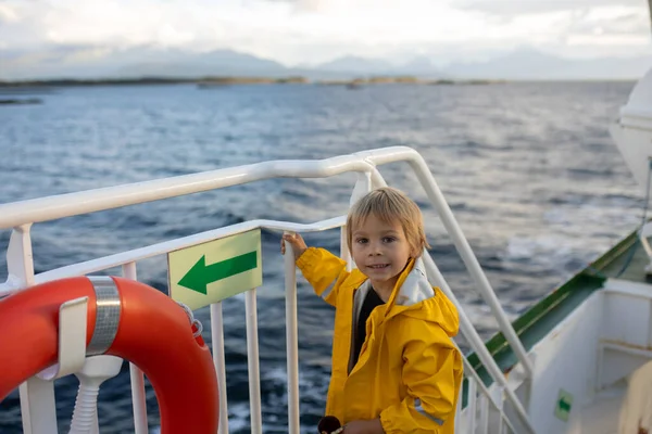 Criança Criança Menino Ferry Fiorde Pôr Sol Convés Uma Balsa — Fotografia de Stock