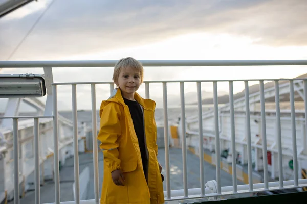 Enfant Tout Petit Garçon Sur Ferry Sur Fjord Coucher Soleil — Photo