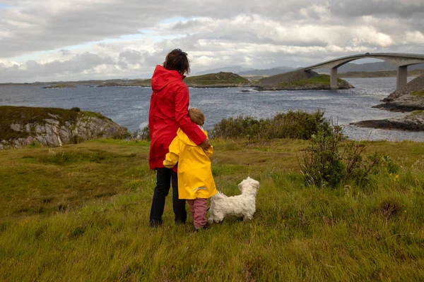 Family Kids Adults Pet Dog Enjoying View Atlantic Ocean Road — Foto Stock