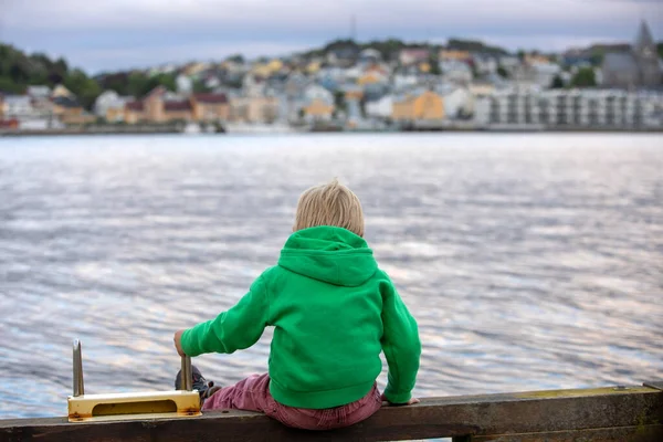 Kristiansund Cityscape Città Costiera Norvegese Con Case Legno Colorate Passerella — Foto Stock