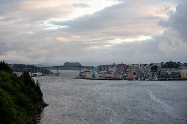 Kristiansund Cityscape Città Costiera Norvegese Con Case Legno Colorate Passerella — Foto Stock