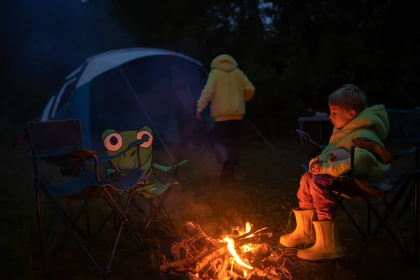 Kids Sitting Campfire Night Enjoying Wild Camping Family Vacation Norway — Foto de Stock