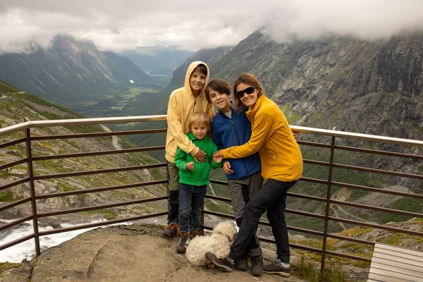 Famiglia Bambini Adulti Visitando Famosa Strada Trollstigen Norvegia — Foto Stock