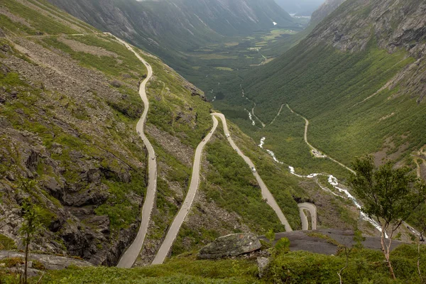 Famille Enfants Adultes Visite Célèbre Route Trollstigen Norvège — Photo