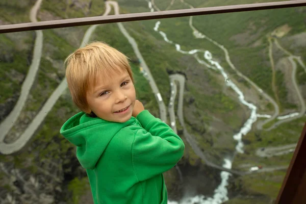 Famiglia Bambini Adulti Visitando Famosa Strada Trollstigen Norvegia — Foto Stock