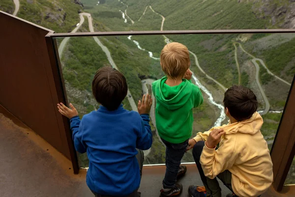 儿童和成年人 参观挪威著名的Trollstigen公路 — 图库照片