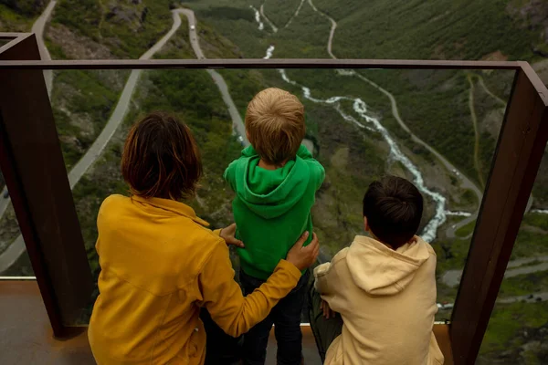 Rodzina Dzieci Dorośli Zwiedzanie Słynnej Drogi Trollstigen Norwegii — Zdjęcie stockowe