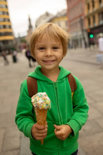 Toddler Gyermek Központjában Oslo Norvégia Fővárosa Eszik Fagylaltot Nyáron — Stock Fotó