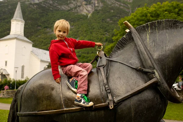 Bambino Godendo Giochi Locali Odda Scacchi Cavallo Ferro Formica Ferro — Foto Stock
