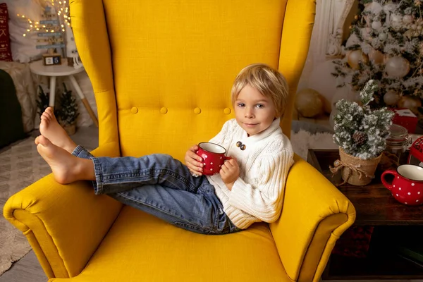 Enfant Mignon Garçon Assis Sur Fauteuil Jaune Dans Une Chambre — Photo