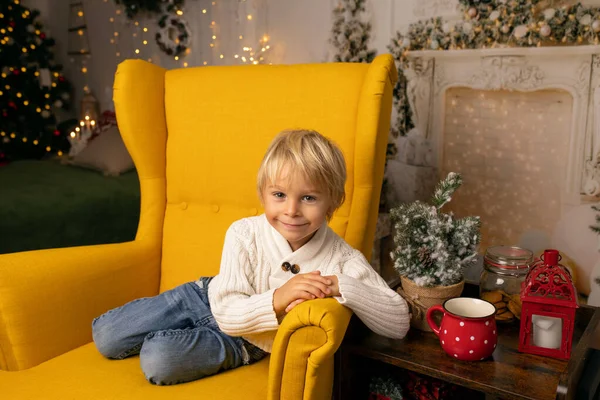 Nettes Kind Junge Sitzt Auf Einem Gelben Sessel Einem Geschmückten — Stockfoto