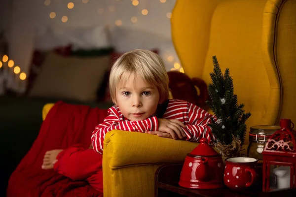 Criança Bonito Menino Sentado Uma Poltrona Amarela Uma Sala Decorada — Fotografia de Stock