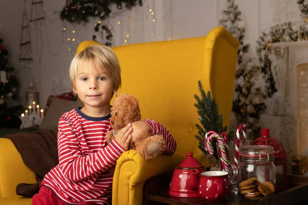Słodkie Dziecko Chłopiec Siedzi Żółtym Fotelu Urządzonym Pokoju Boże Narodzenie — Zdjęcie stockowe