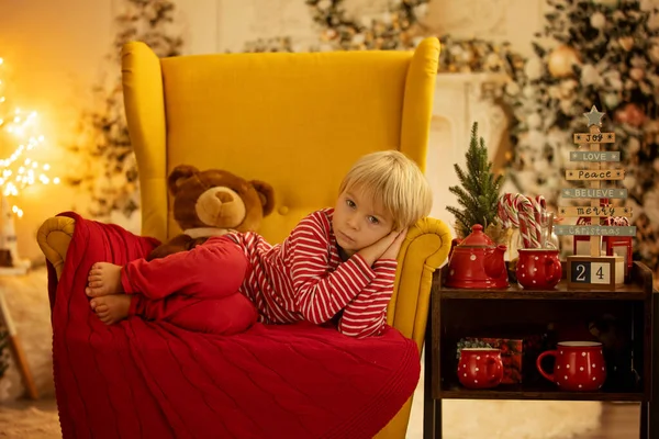 Criança Bonito Menino Sentado Uma Poltrona Amarela Uma Sala Decorada — Fotografia de Stock
