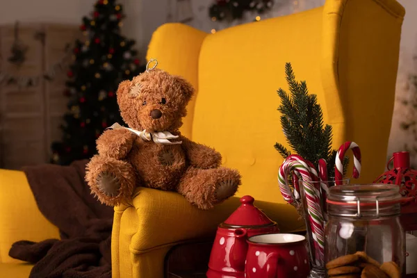 Schattig Kind Jongen Zittend Een Gele Fauteuil Een Versierde Kamer — Stockfoto