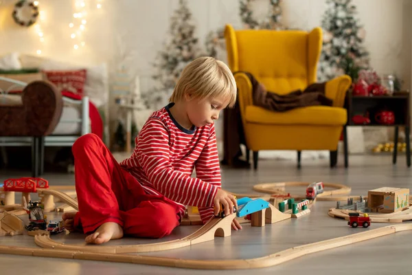 Schattig Blond Kind Pyjama Thuis Spelen Kerstdag Met Treinen Spoorwegen — Stockfoto