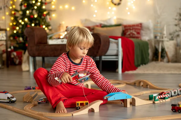 Söt Blond Barn Pyjamas Leka Hemma Juldagen Med Tåg Och — Stockfoto