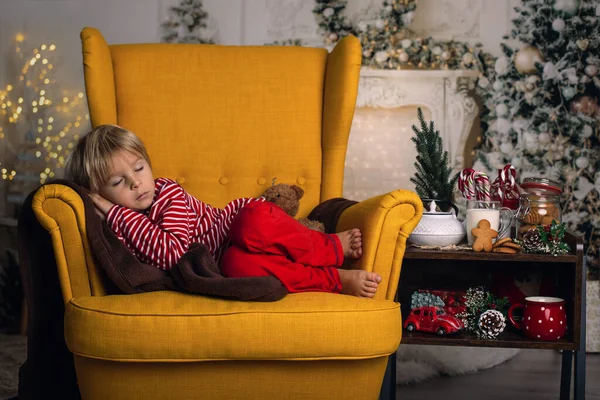 Roztomilé Dítě Chlapec Sedí Žlutém Křesle Zdobeném Pokoji Vánoce Útulné — Stock fotografie