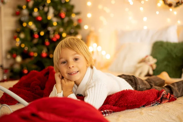 Lindo Niño Rubio Preescolar Leyendo Libro Regalo Apertura Navidad Casa —  Fotos de Stock