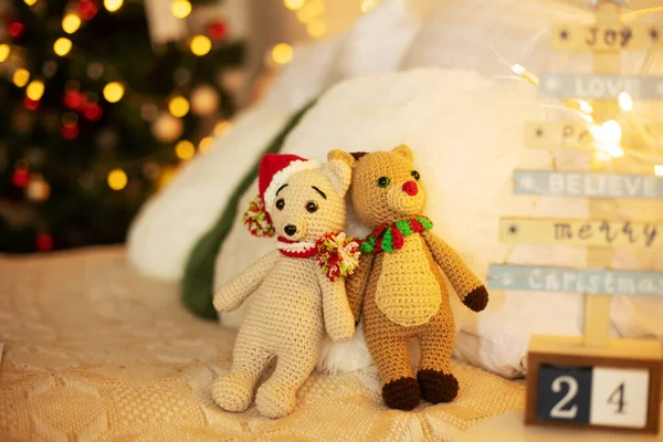 Lindo Niño Rubio Preescolar Leyendo Libro Regalo Apertura Navidad Casa —  Fotos de Stock