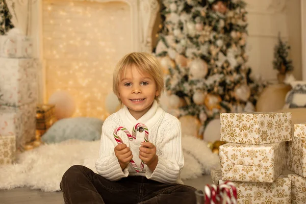 Nettes Blondes Kleinkind Vorschulkind Lesen Eines Buches Und Eröffnungsgeschenk Weihnachten — Stockfoto