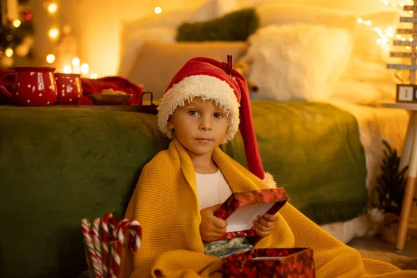 Lindo Niño Rubio Preescolar Comer Galletas Regalo Apertura Navidad Hogar —  Fotos de Stock