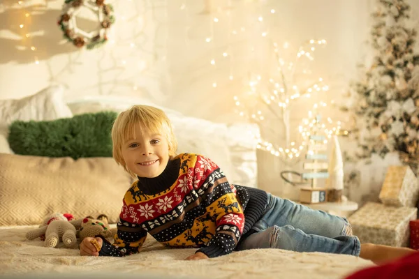 Sevimli Sarışın Çocuk Kreş Çocuğu Kurabiye Yiyor Noel Işıklar Dekorasyonla — Stok fotoğraf