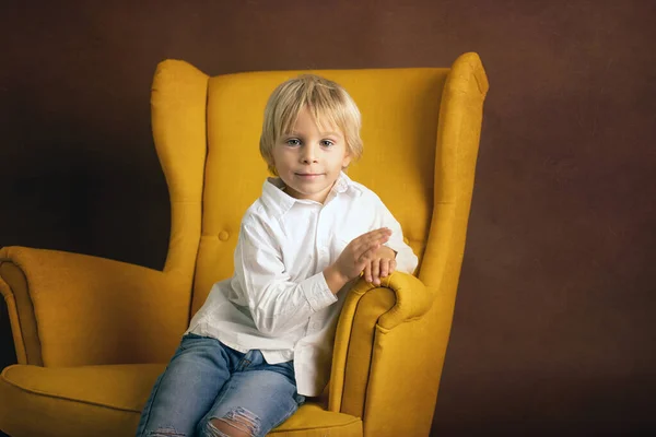 Дошкільна Дитина Білій Сорочці Повсякденний Одяг Сидить Жовтому Кріслі Ізольованому — стокове фото