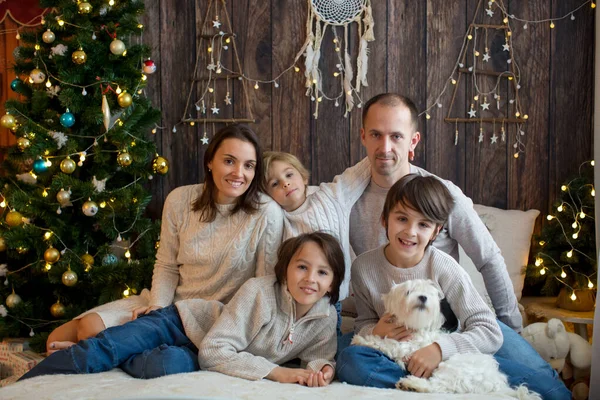 Bonne Famille Avec Enfants Chien Compagnie Profiter Temps Noël Ensemble — Photo